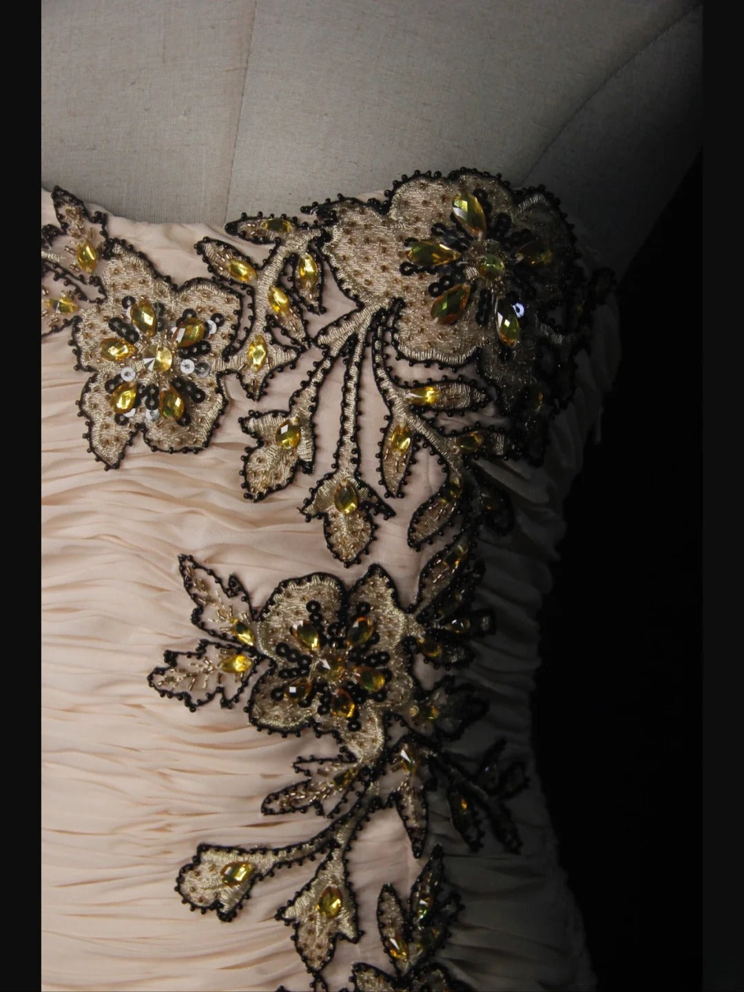 Vintage Meerjungfrauen-Kleid aus champagnerfarbenem Chiffon im Stil der 1950er Jahre mit Rüschenoberteil und Herzausschnitt – Inspiration für ein langes Ballkleid zum 18. Geburtstag (AS453)