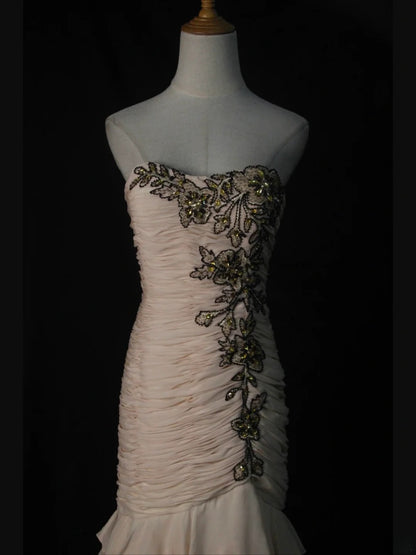 Vintage Meerjungfrauen-Kleid aus champagnerfarbenem Chiffon im Stil der 1950er Jahre mit Rüschenoberteil und Herzausschnitt – Inspiration für ein langes Ballkleid zum 18. Geburtstag (AS453)