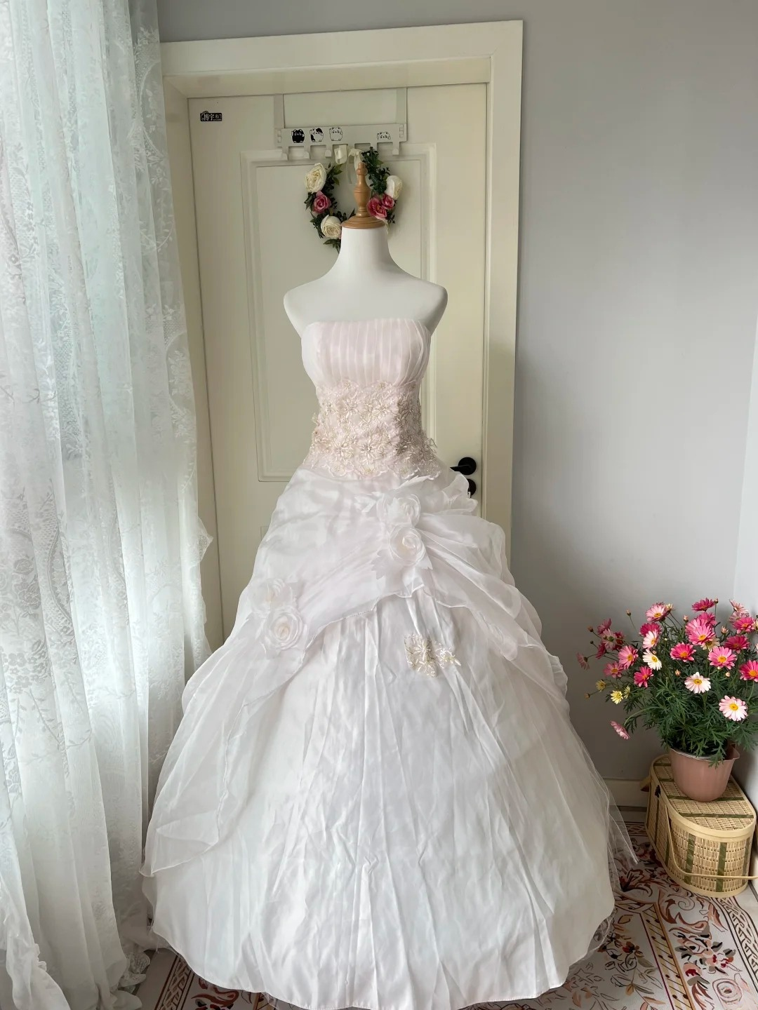 Ballkleid-Ideen für den 16. Geburtstag: Trägerloses Ballkleid in Hellrosa mit Spitzenblumen, 16. Geburtstag-Kleider RC0773