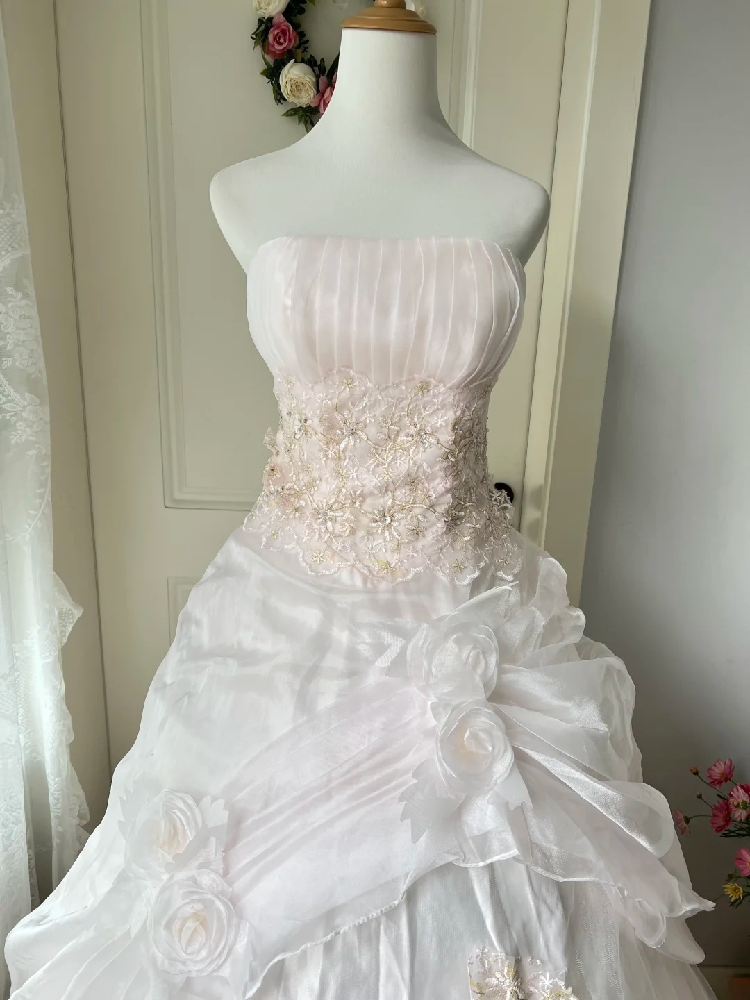 Ballkleid-Ideen für den 16. Geburtstag: Trägerloses Ballkleid in Hellrosa mit Spitzenblumen, 16. Geburtstag-Kleider RC0773