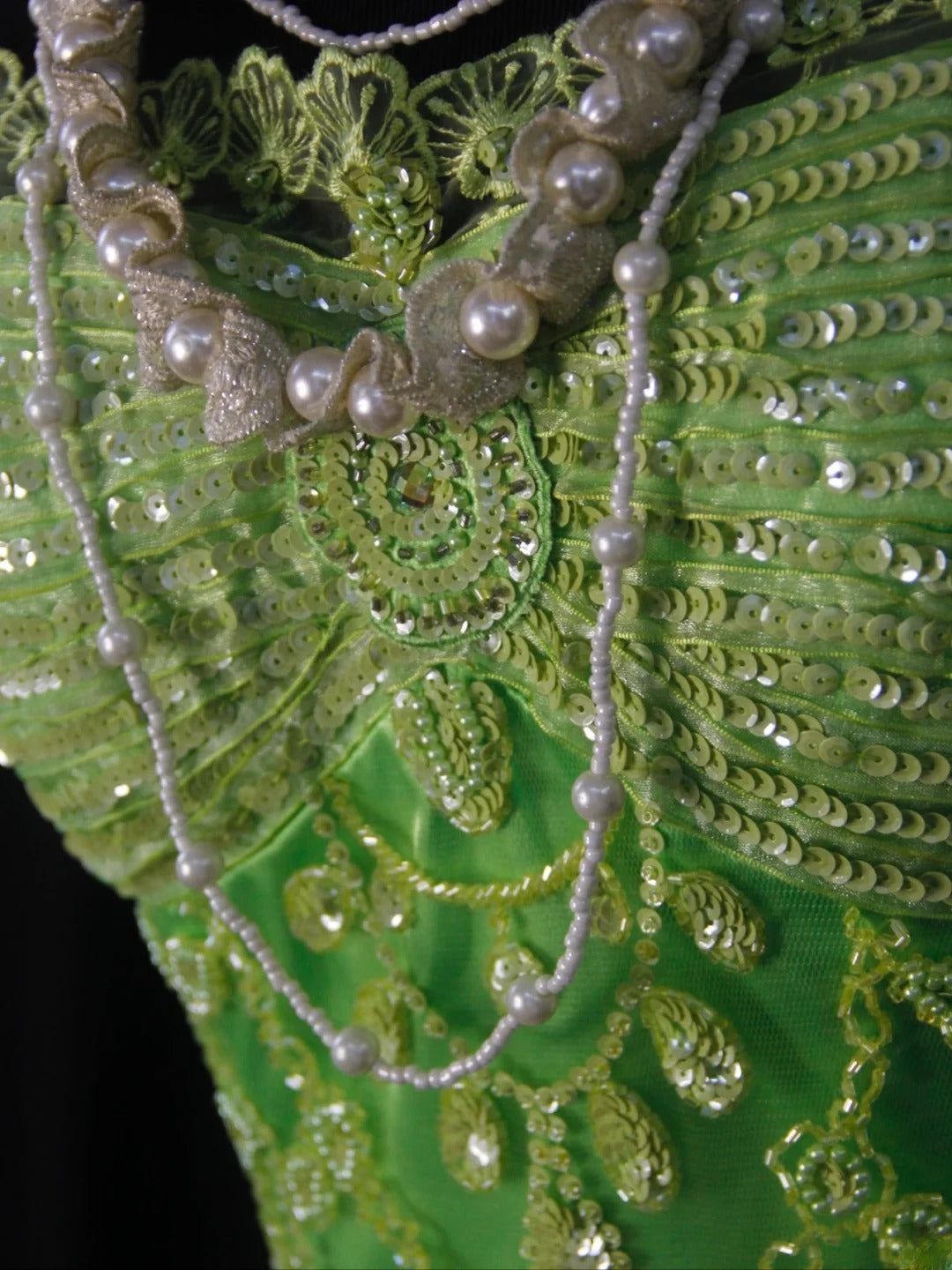 Robe de cocktail vintage sirène à fines bretelles en tulle vert orné de perles, idéale pour un 18e anniversaire ou un bal de promo (AS460)