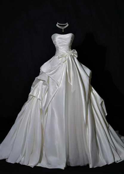 Robe de mariée longue de princesse, robe de bal bustier sans manches en satin blanc avec traîne plissée et nœud papillon AS461