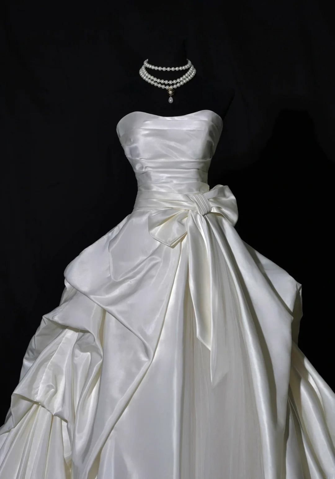 Robe de mariée longue de princesse, robe de bal bustier sans manches en satin blanc avec traîne plissée et nœud papillon AS461