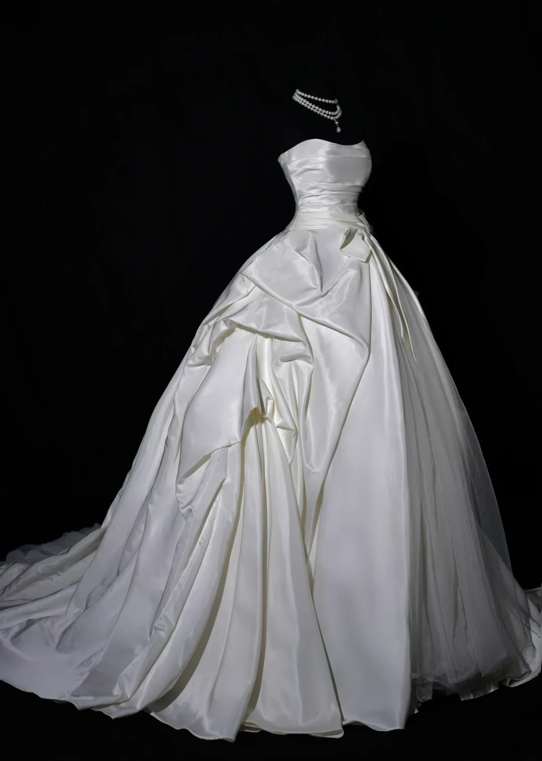 Robe de mariée longue de princesse, robe de bal bustier sans manches en satin blanc avec traîne plissée et nœud papillon AS461
