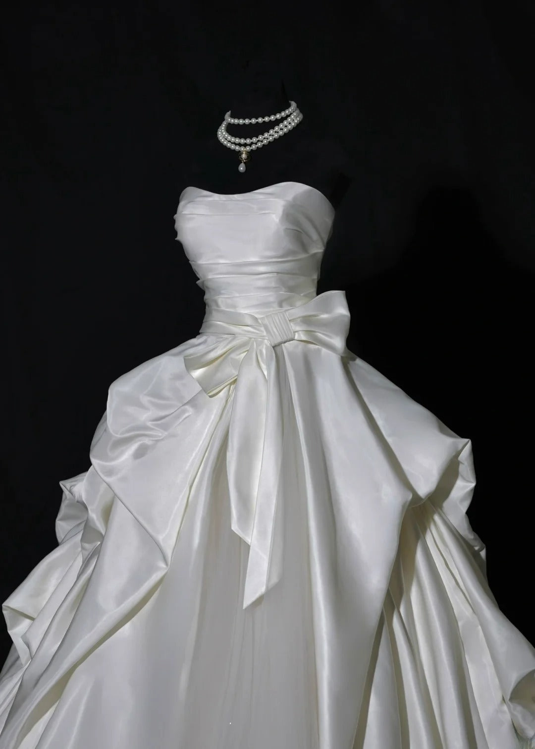 Robe de mariée longue de princesse, robe de bal bustier sans manches en satin blanc avec traîne plissée et nœud papillon AS461
