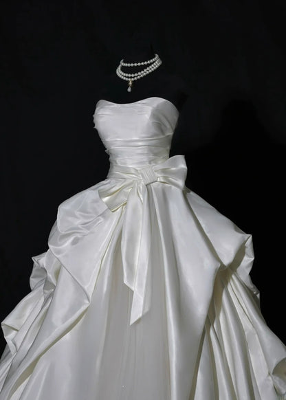 Robe de mariée longue de princesse, robe de bal bustier sans manches en satin blanc avec traîne plissée et nœud papillon AS461