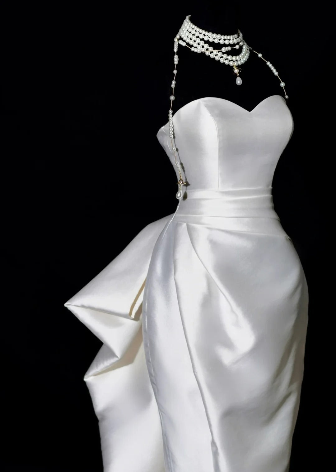 Romantisches langes Brautkleid im Meerjungfrauenstil, weiß, mit Herzausschnitt und Schlitz, figurbetont mit Schleppe, Modell AS464