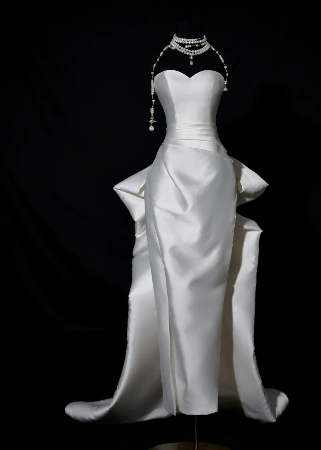 Romantisches langes Brautkleid im Meerjungfrauenstil, weiß, mit Herzausschnitt und Schlitz, figurbetont mit Schleppe, Modell AS464