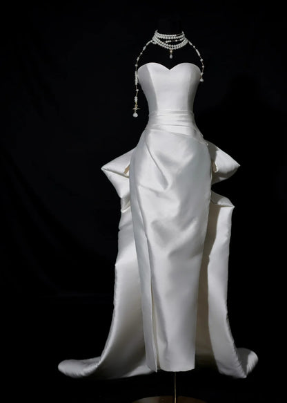 Romantisches langes Brautkleid im Meerjungfrauenstil, weiß, mit Herzausschnitt und Schlitz, figurbetont mit Schleppe, Modell AS464