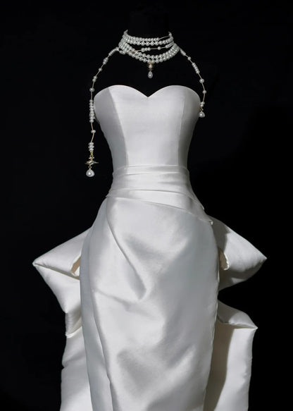 Romantisches langes Brautkleid im Meerjungfrauenstil, weiß, mit Herzausschnitt und Schlitz, figurbetont mit Schleppe, Modell AS464