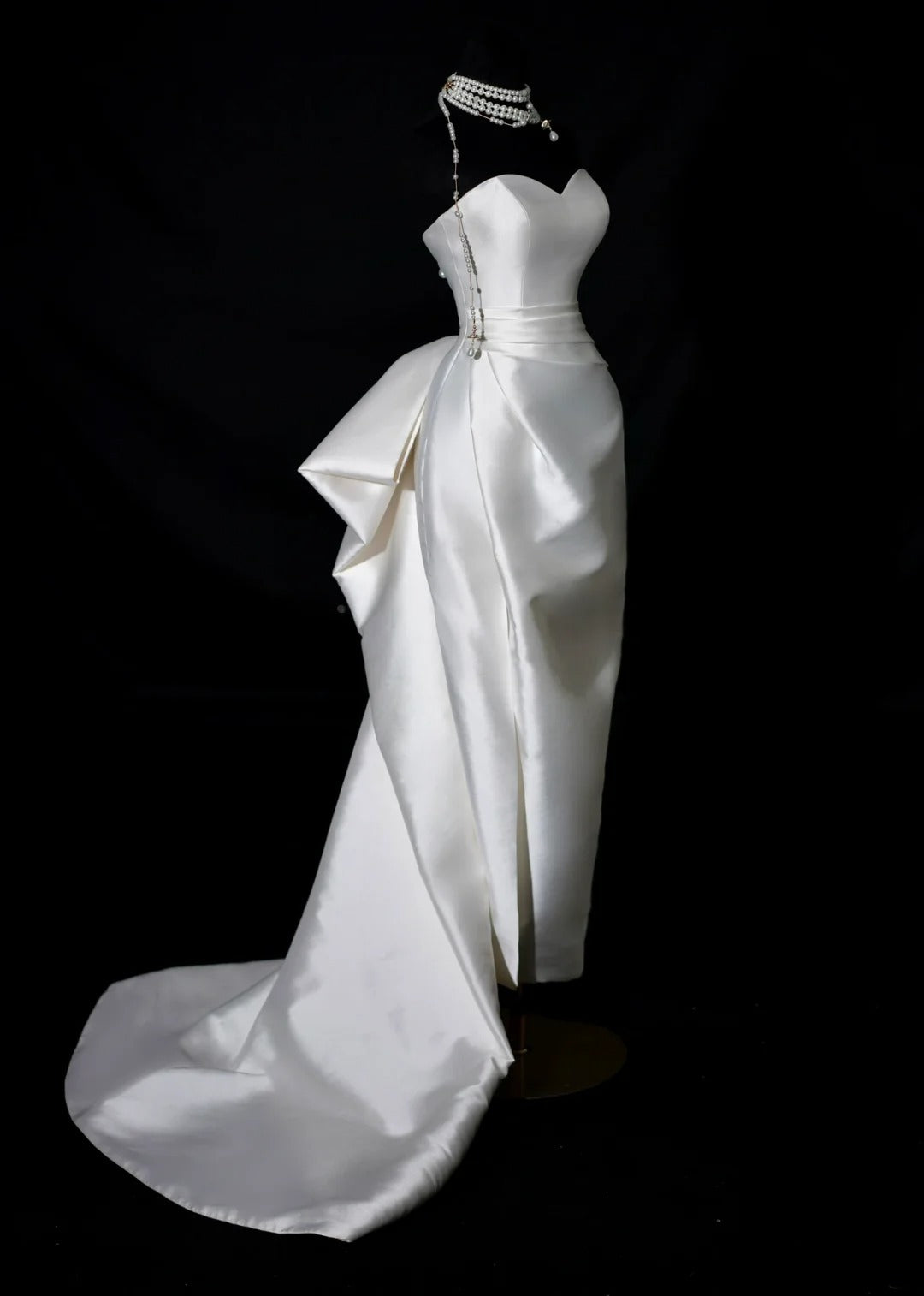 Romantisches langes Brautkleid im Meerjungfrauenstil, weiß, mit Herzausschnitt und Schlitz, figurbetont mit Schleppe, Modell AS464