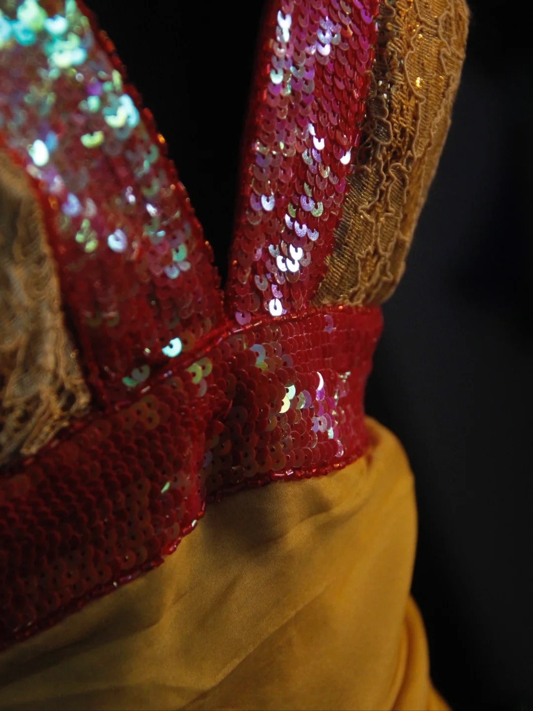 Robe de bal longue vintage sirène en mousseline à sequins dorés, col en V, style années 1950, avec corsage à volants. Inspiration pour une tenue de 18 ans ou une robe de soirée (AS469).