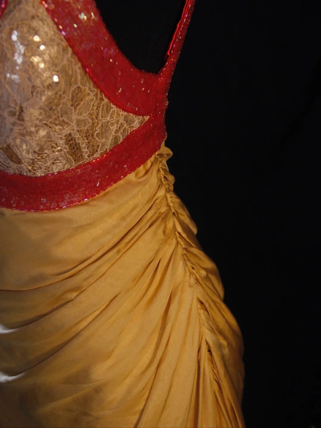 Robe de bal longue vintage sirène en mousseline à sequins dorés, col en V, style années 1950, avec corsage à volants. Inspiration pour une tenue de 18 ans ou une robe de soirée (AS469).