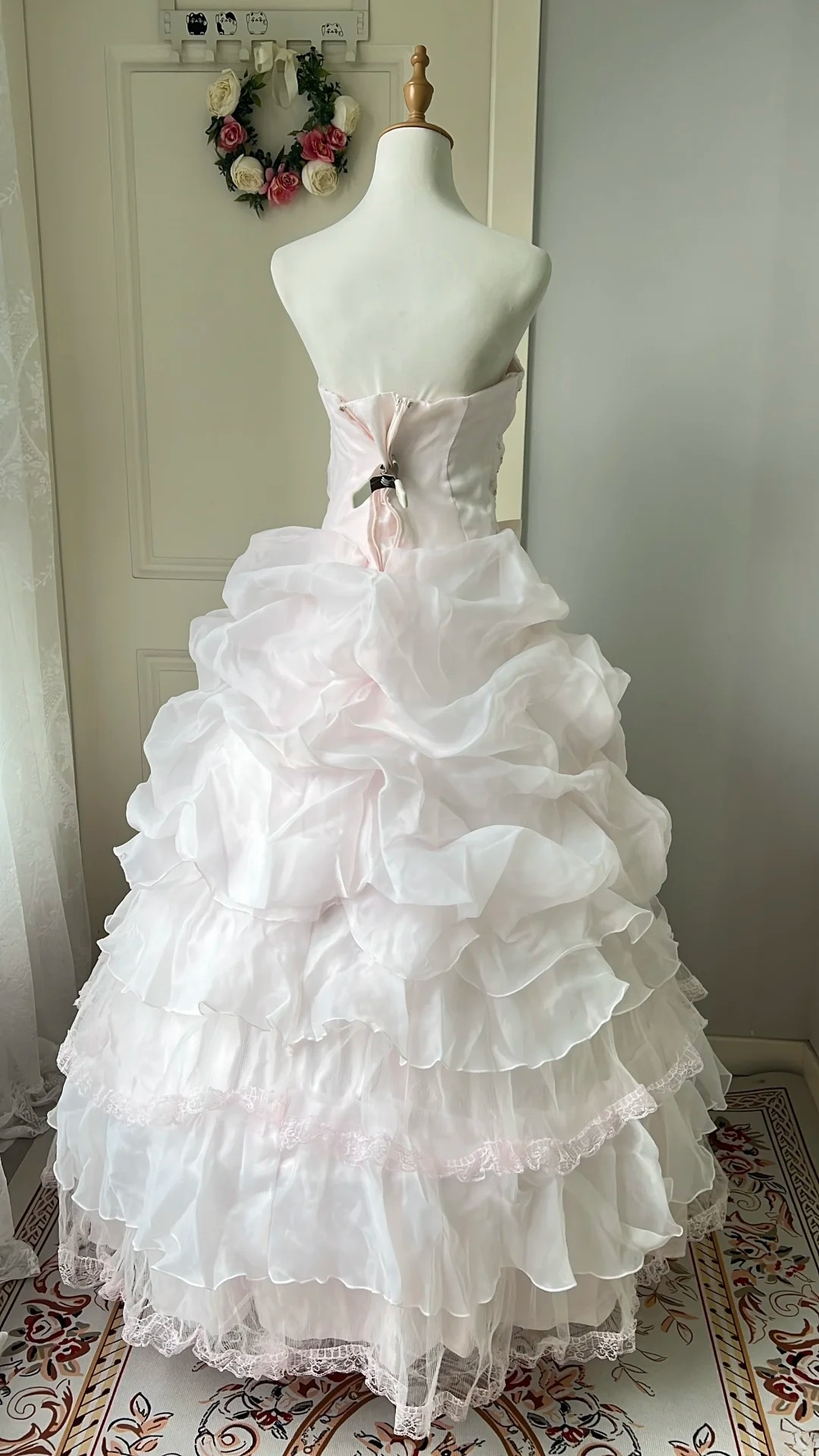 Sweet 16 Kleid trägerlos rosa weiß gestuftes Ballkleid mit Schleifen Spitzenstickerei bodenlanges Quinceanera-Kleid RC0787