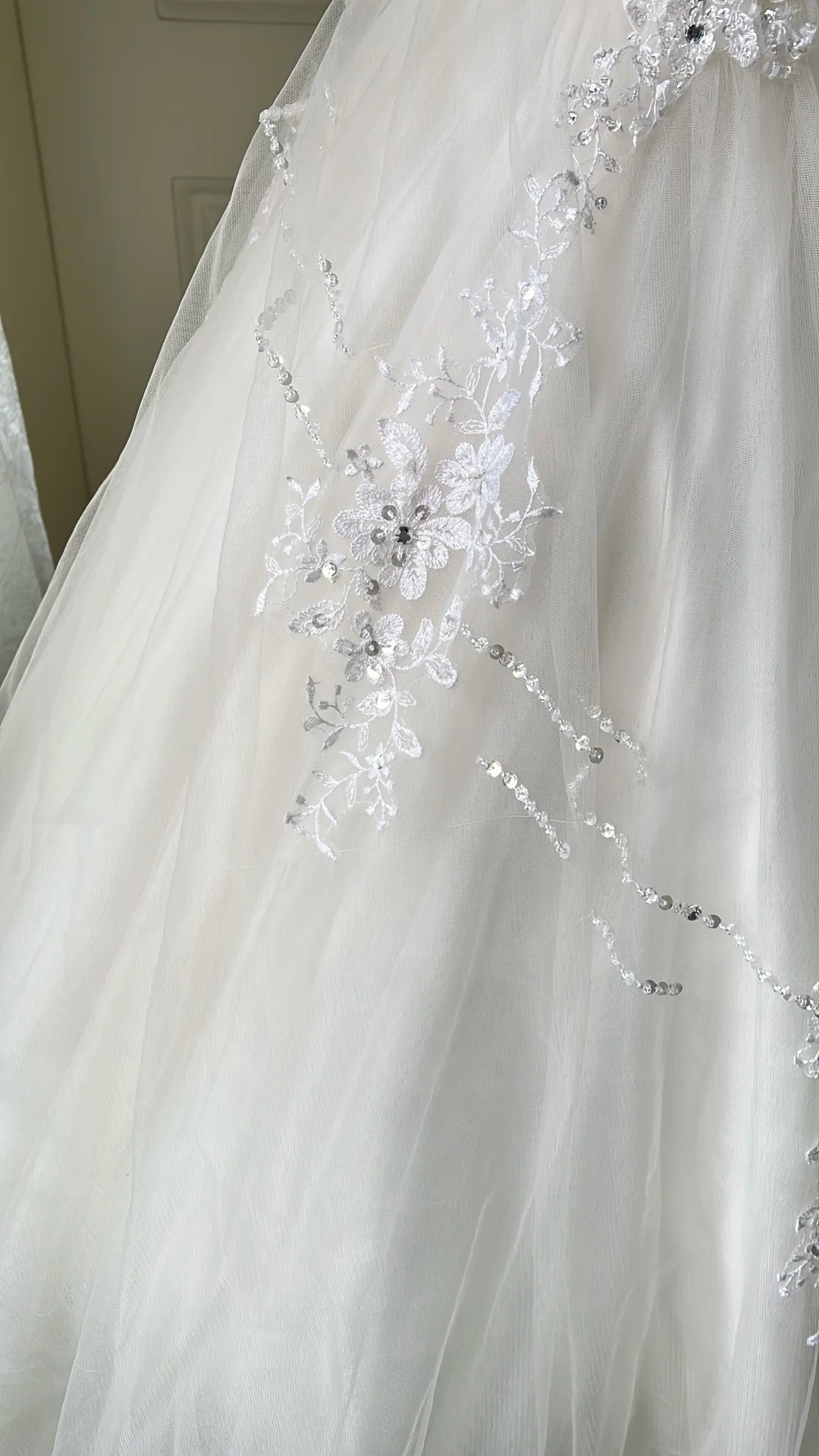 Weißes Brautkleid Ballkleid mit einer Schulter ärmellos aus Spitze und Tüll langes Brautkleid RC0788