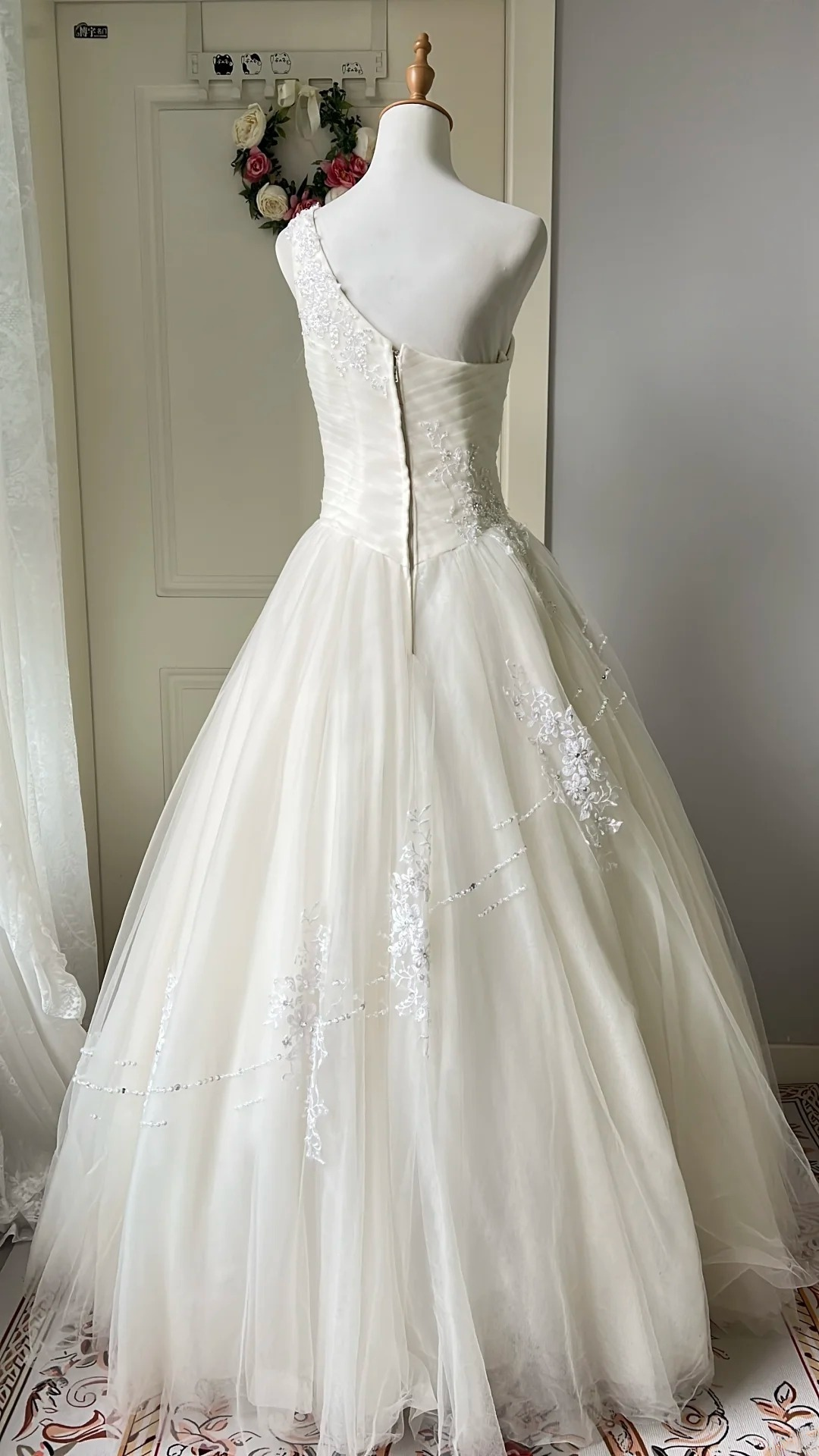 Weißes Brautkleid Ballkleid mit einer Schulter ärmellos aus Spitze und Tüll langes Brautkleid RC0788