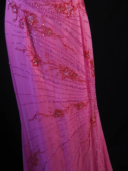 Robe de bal longue sirène bustier rose fuchsia en mousseline ornée de perles, style rétro années 80. Inspiration pour une tenue de 22 ans ou une soirée habillée (AS474).