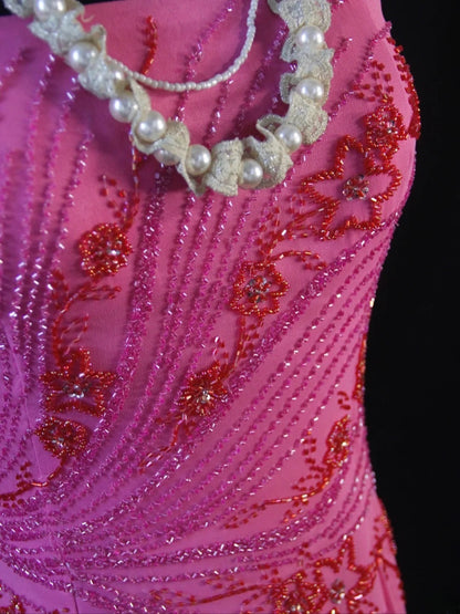 Robe de bal longue sirène bustier rose fuchsia en mousseline ornée de perles, style rétro années 80. Inspiration pour une tenue de 22 ans ou une soirée habillée (AS474).