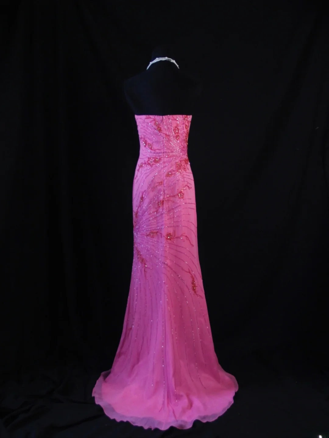 Robe de bal longue sirène bustier rose fuchsia en mousseline ornée de perles, style rétro années 80. Inspiration pour une tenue de 22 ans ou une soirée habillée (AS474).