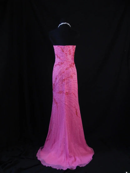 Robe de bal longue sirène bustier rose fuchsia en mousseline ornée de perles, style rétro années 80. Inspiration pour une tenue de 22 ans ou une soirée habillée (AS474).