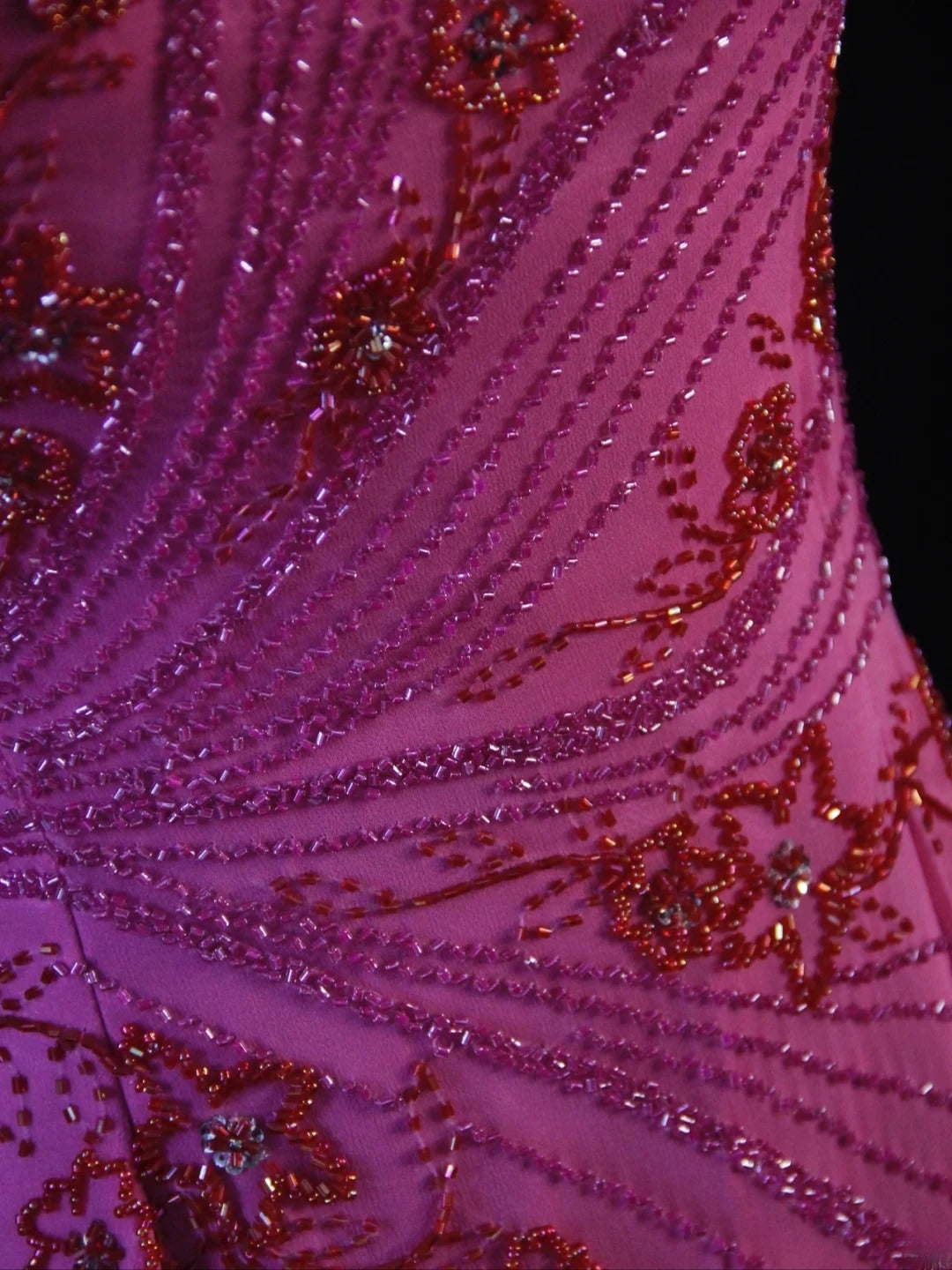 Robe de bal longue sirène bustier rose fuchsia en mousseline ornée de perles, style rétro années 80. Inspiration pour une tenue de 22 ans ou une soirée habillée (AS474).