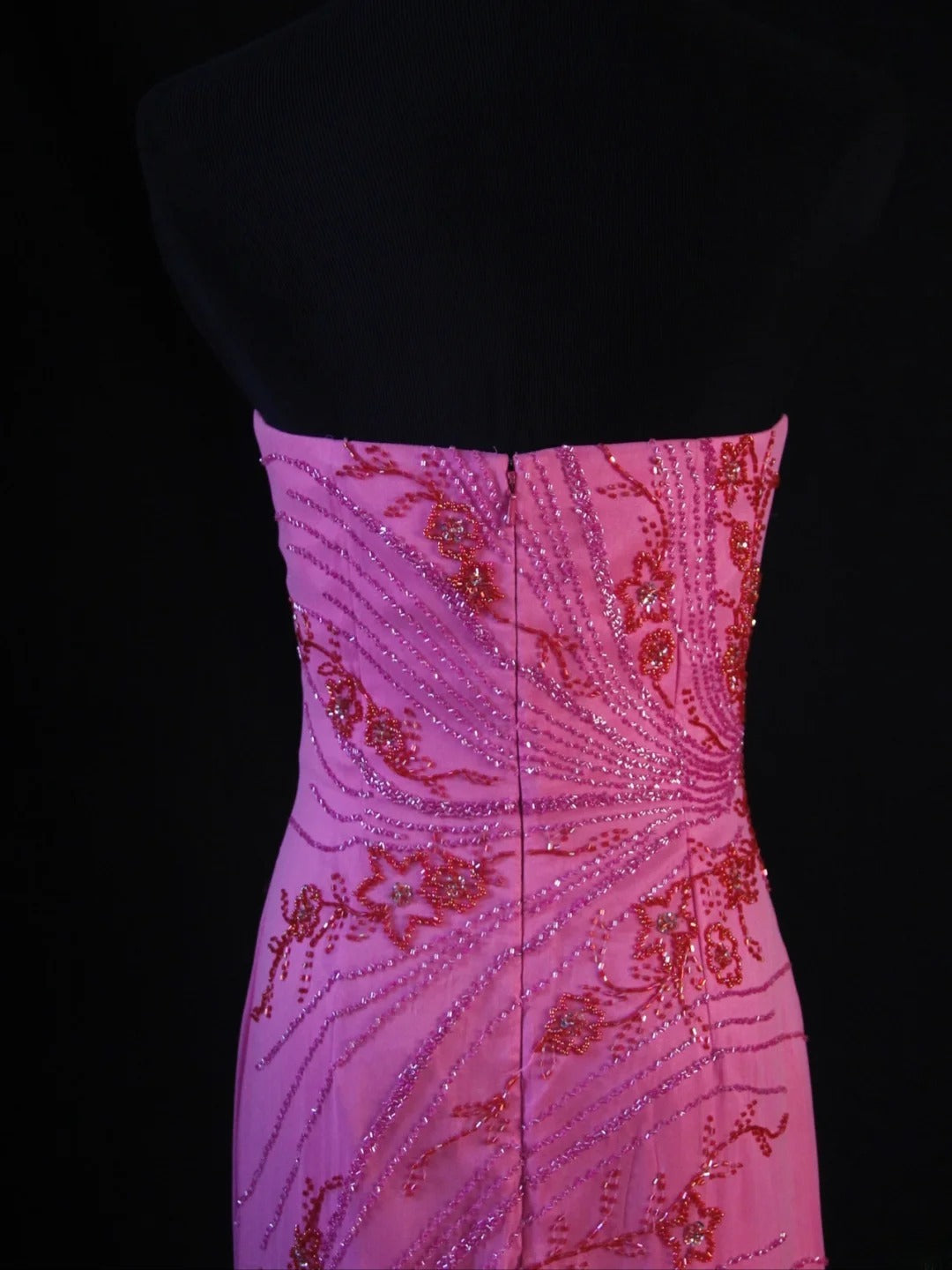 Robe de bal longue sirène bustier rose fuchsia en mousseline ornée de perles, style rétro années 80. Inspiration pour une tenue de 22 ans ou une soirée habillée (AS474).
