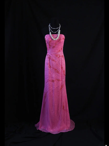 Robe de bal longue sirène bustier rose fuchsia en mousseline ornée de perles, style rétro années 80. Inspiration pour une tenue de 22 ans ou une soirée habillée (AS474).
