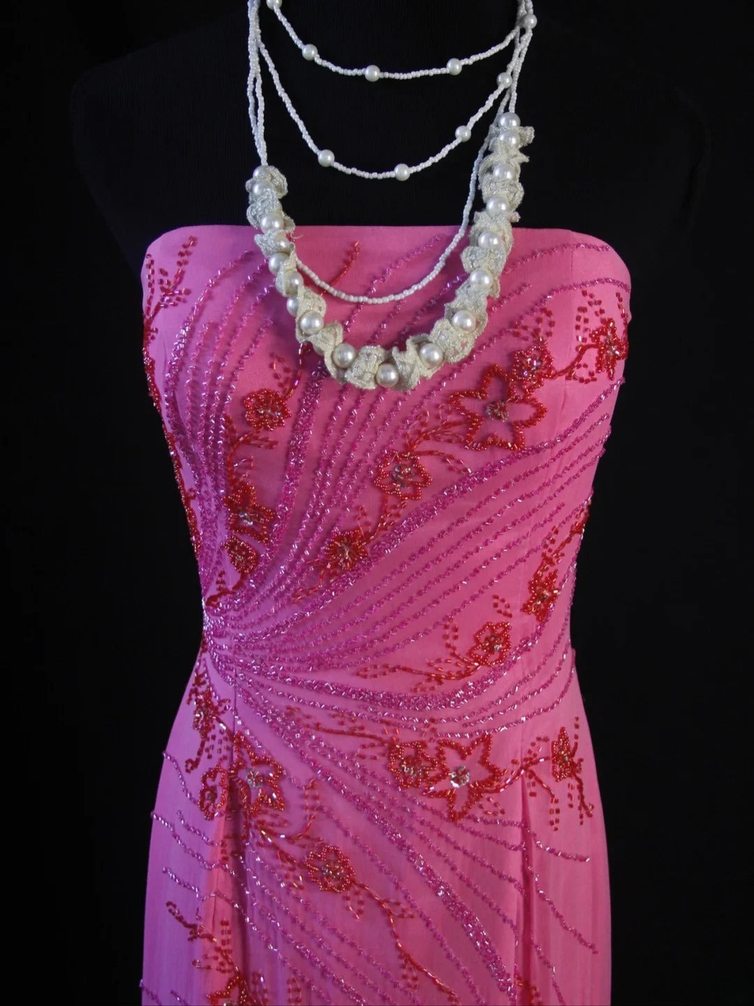 Robe de bal longue sirène bustier rose fuchsia en mousseline ornée de perles, style rétro années 80. Inspiration pour une tenue de 22 ans ou une soirée habillée (AS474).