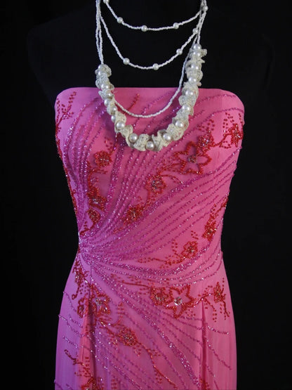 Robe de bal longue sirène bustier rose fuchsia en mousseline ornée de perles, style rétro années 80. Inspiration pour une tenue de 22 ans ou une soirée habillée (AS474).