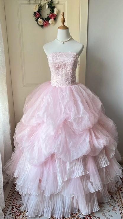 Märchenhaftes Sweet 16 Prinzessinnenkleid trägerlos aus Spitze in Rosa mit gestuftem Rüschenrock und Applikationen bodenlang RC0793