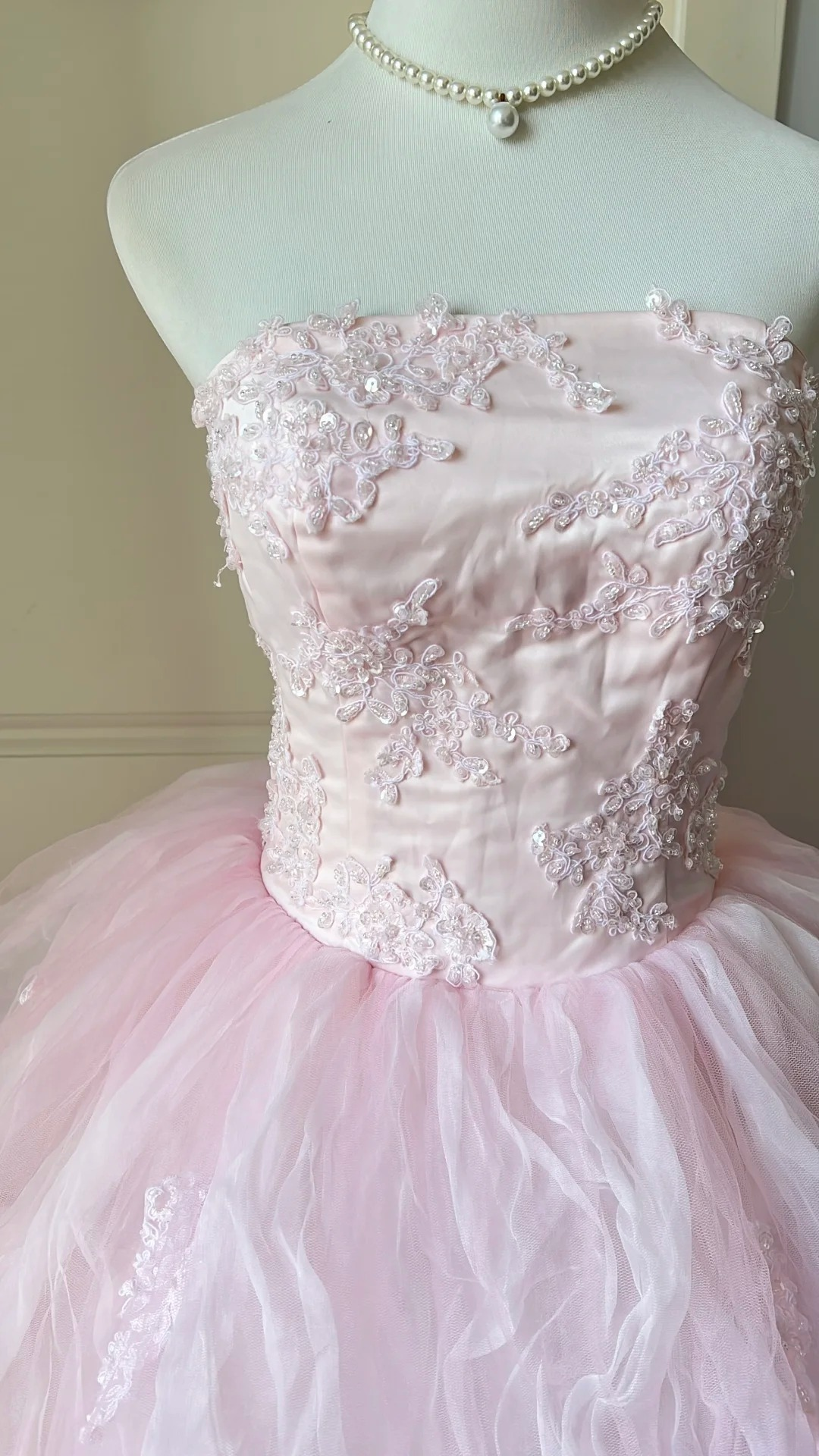 Märchenhaftes Sweet 16 Prinzessinnenkleid trägerlos aus Spitze in Rosa mit gestuftem Rüschenrock und Applikationen bodenlang RC0793