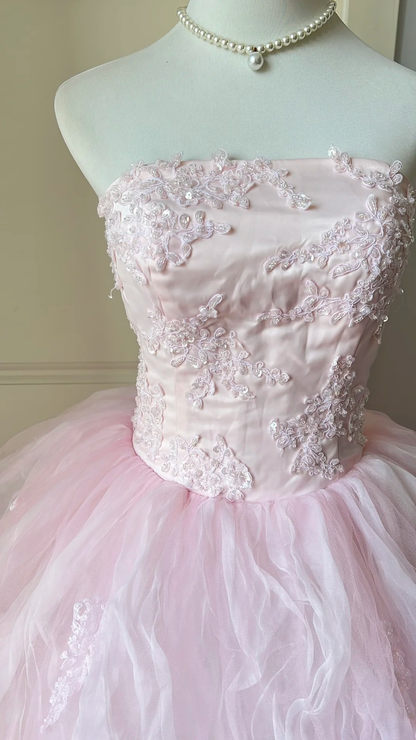 Märchenhaftes Sweet 16 Prinzessinnenkleid trägerlos aus Spitze in Rosa mit gestuftem Rüschenrock und Applikationen bodenlang RC0793