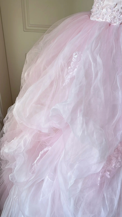 Märchenhaftes Sweet 16 Prinzessinnenkleid trägerlos aus Spitze in Rosa mit gestuftem Rüschenrock und Applikationen bodenlang RC0793
