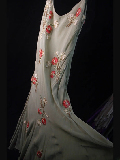 Vintage Etuikleid mit Spaghettiträgern aus grauem Chiffon im Stil der 1950er Jahre – Inspiration für ein figurbetontes Abendkleid zum 18. Geburtstag (AS481)