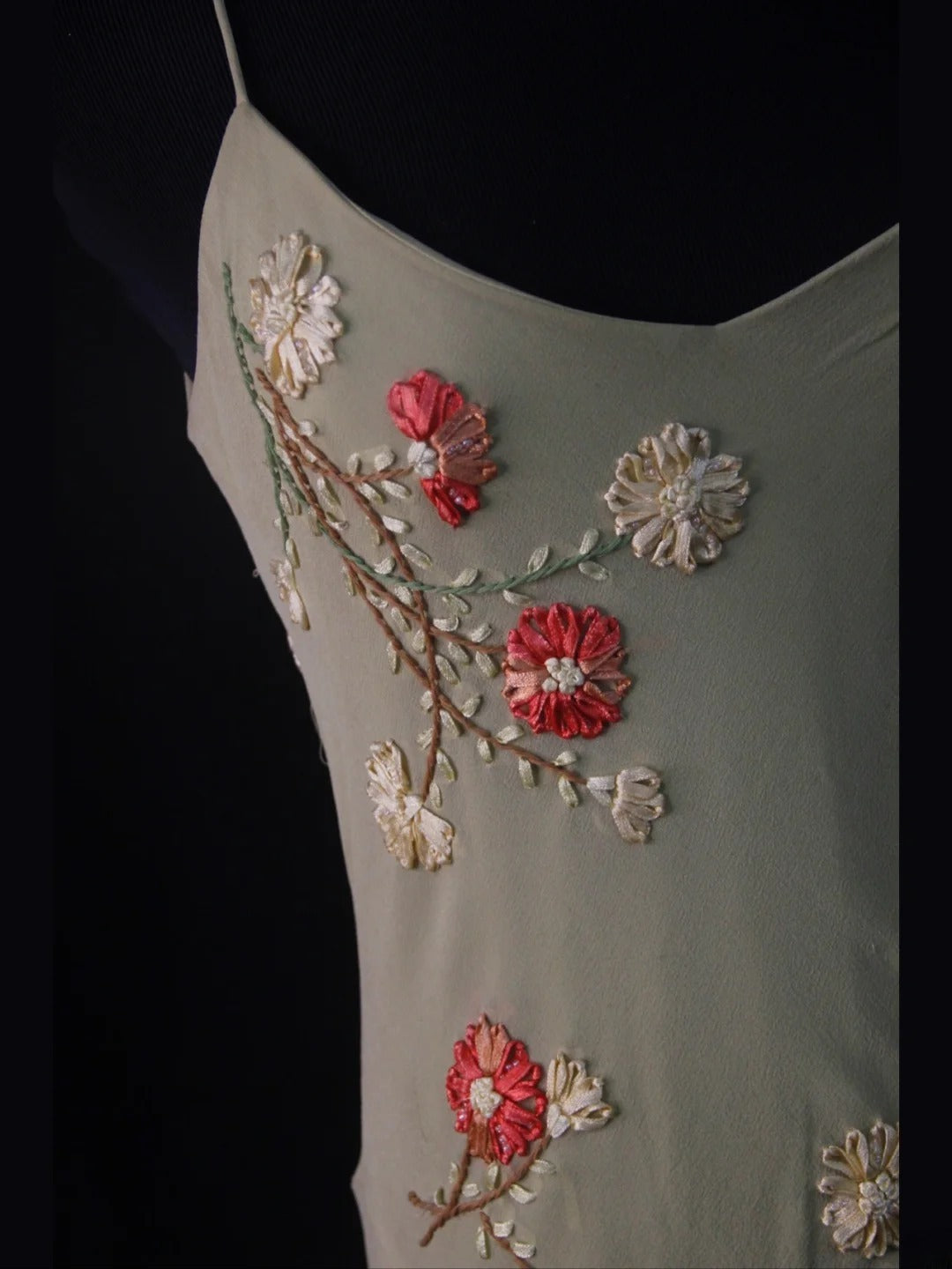 Vintage Etuikleid mit Spaghettiträgern aus grauem Chiffon im Stil der 1950er Jahre – Inspiration für ein figurbetontes Abendkleid zum 18. Geburtstag (AS481)