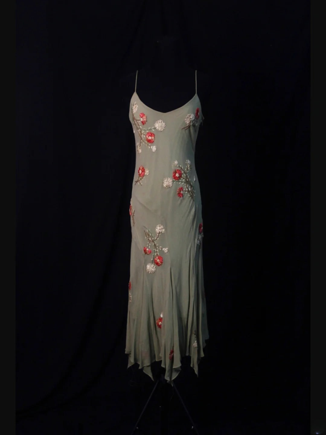 Vintage Etuikleid mit Spaghettiträgern aus grauem Chiffon im Stil der 1950er Jahre – Inspiration für ein figurbetontes Abendkleid zum 18. Geburtstag (AS481)