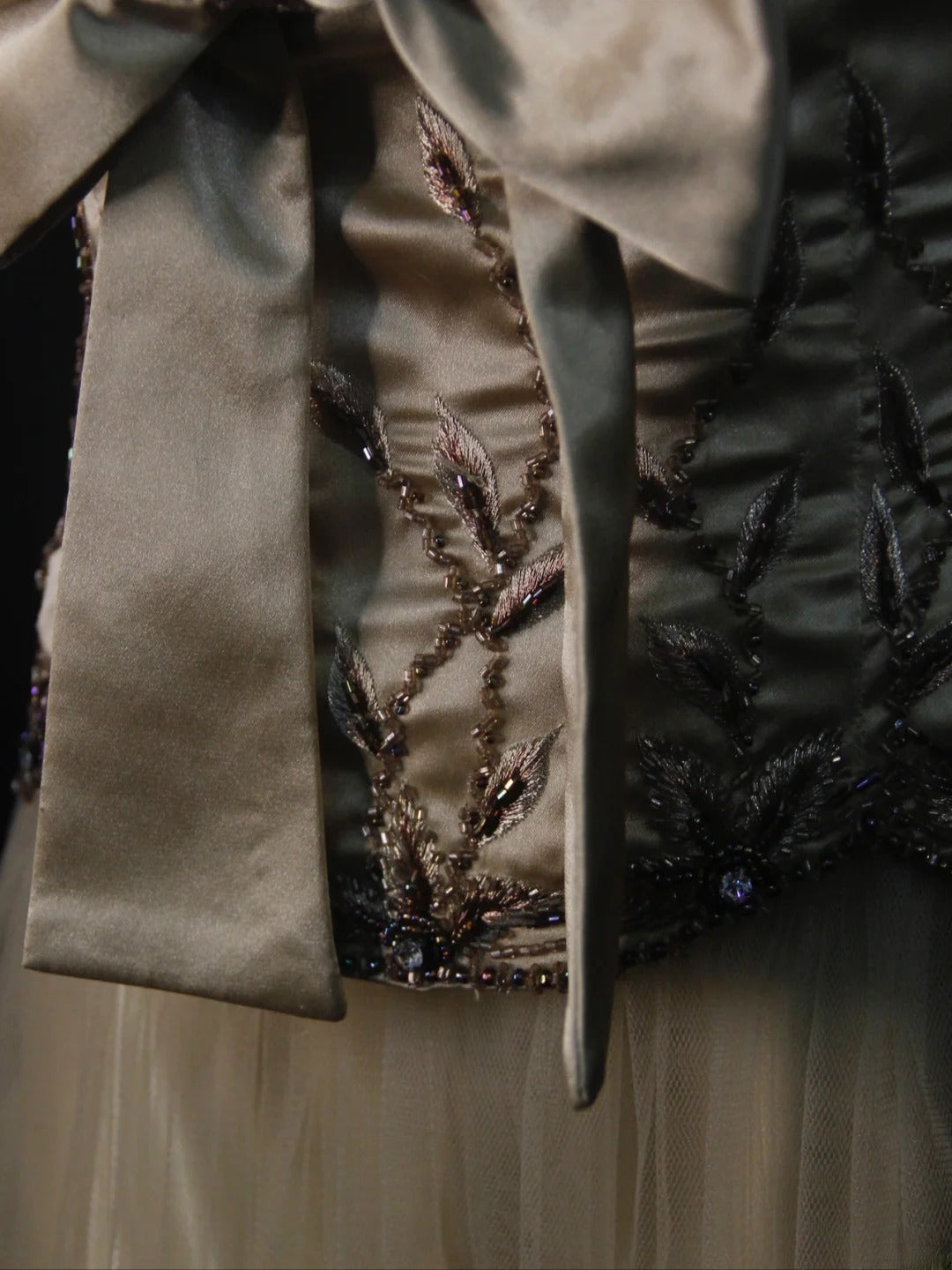 Vintage A-Linien-Kleid aus trägerlosem Tüll mit Perlenstickerei, ideal für den 18. Geburtstag, den Abschlussball oder als Cocktailkleid (AS484)