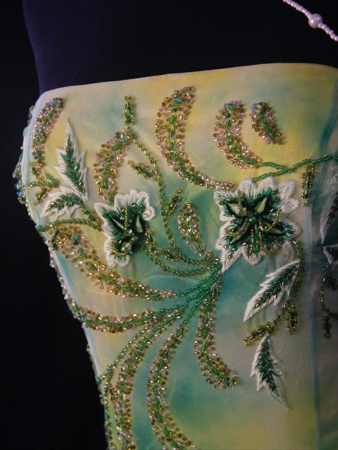 Retro 80er Jahre Meerjungfrauen-Trägerloses grünes Chiffonkleid mit Blumenmuster und Perlenstickerei – Langes Ballkleid als Inspiration für den 22. Geburtstag – Abendkleid AS485