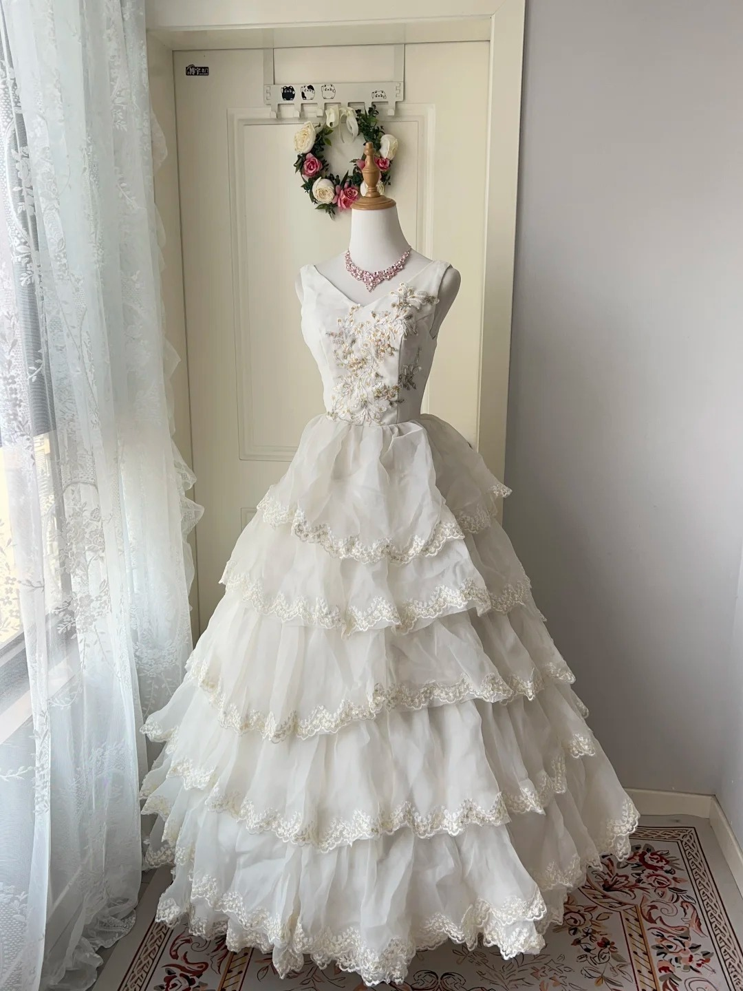 Märchenhaftes Prinzessinnenkleid zum 16. Geburtstag, V-Ausschnitt, Tüll, Spitze, gestufter Rüschenrock mit Applikationen, bodenlang RC0796
