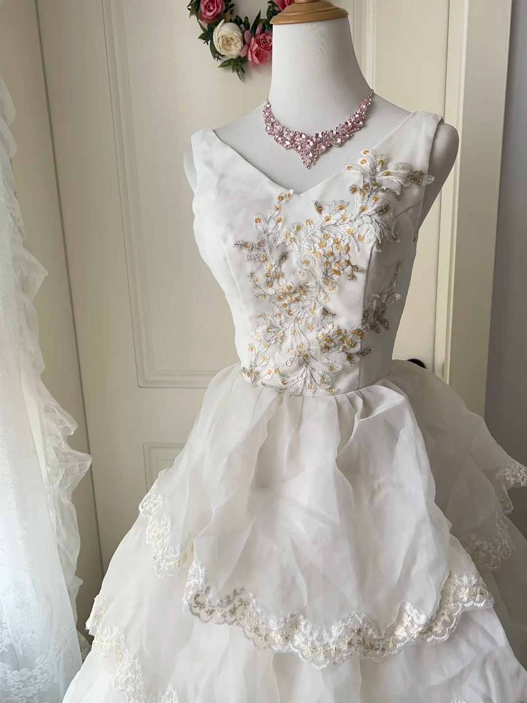 Märchenhaftes Prinzessinnenkleid zum 16. Geburtstag, V-Ausschnitt, Tüll, Spitze, gestufter Rüschenrock mit Applikationen, bodenlang RC0796
