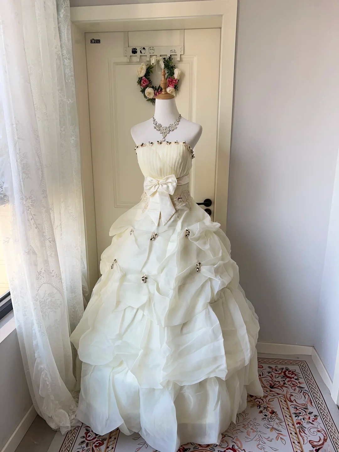Märchenhaftes Sweet-16-Prinzessinnen-Ballkleid, trägerlos, Narzissengelb, gestufter Rüschenrock, bodenlang, RC0798