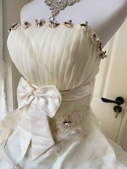 Märchenhaftes Sweet-16-Prinzessinnen-Ballkleid, trägerlos, Narzissengelb, gestufter Rüschenrock, bodenlang, RC0798