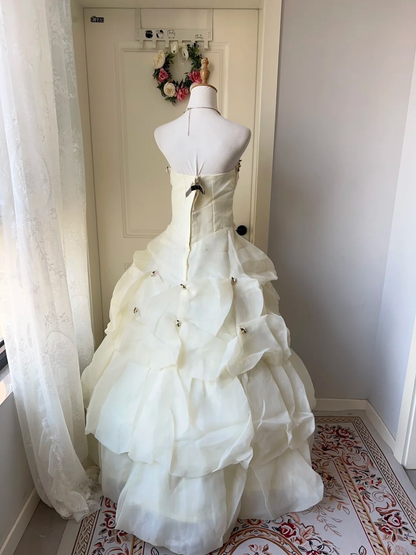 Märchenhaftes Sweet-16-Prinzessinnen-Ballkleid, trägerlos, Narzissengelb, gestufter Rüschenrock, bodenlang, RC0798