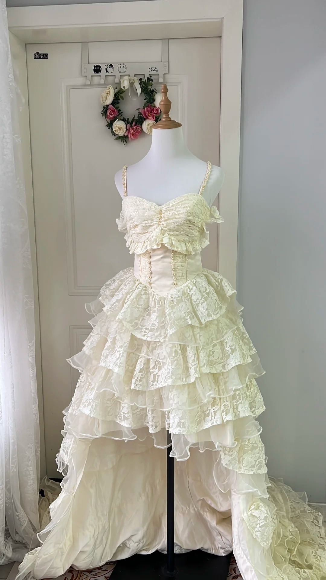 Cremefarbenes elfenbeinfarbenes Hochzeitskleid Ballkleid Vokuhila mit Spaghettiträgern und gestuftem Spitzenbrautkleid RC0800