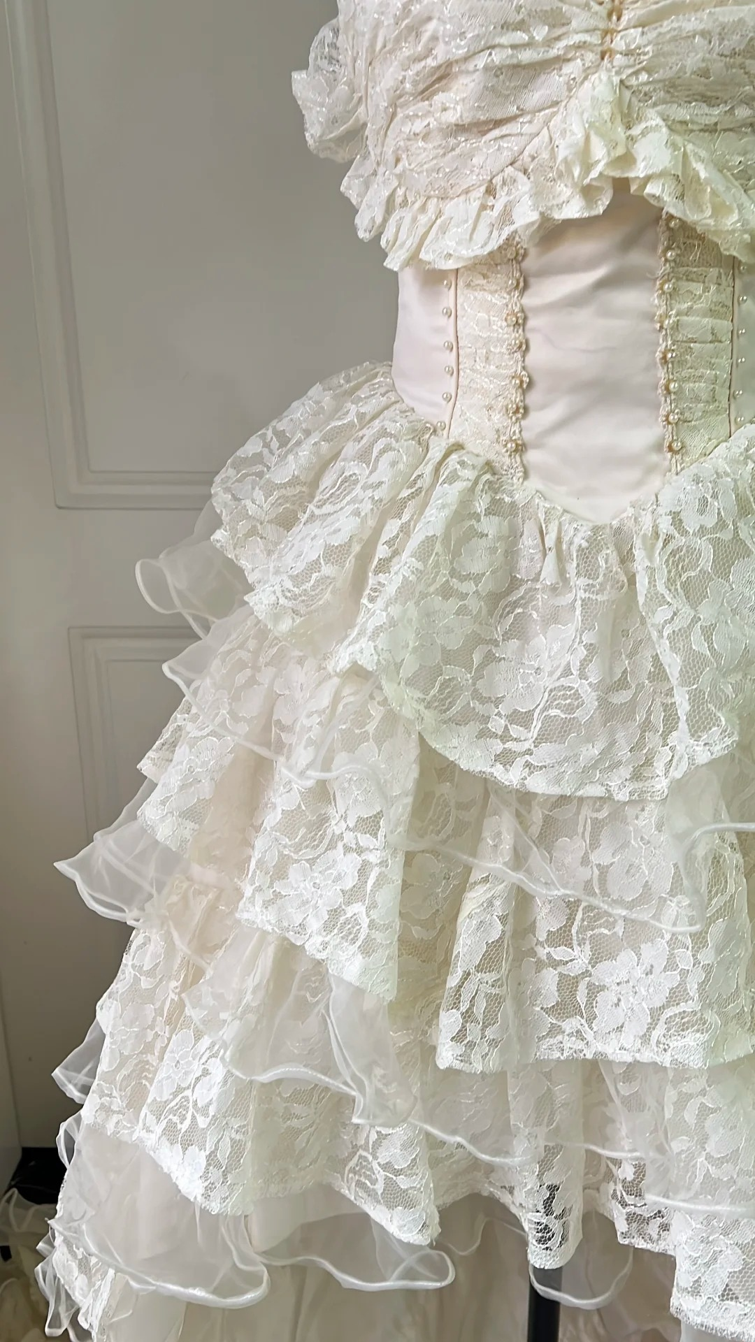 Cremefarbenes elfenbeinfarbenes Hochzeitskleid Ballkleid Vokuhila mit Spaghettiträgern und gestuftem Spitzenbrautkleid RC0800