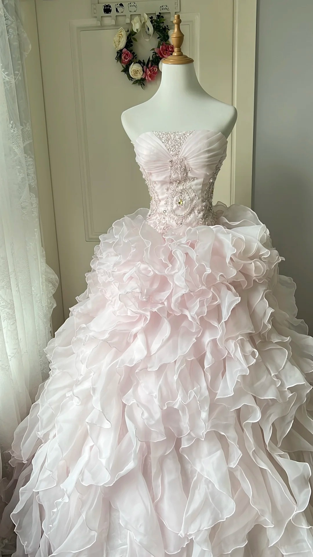 Märchenhaftes Sweet 16 Prinzessinnen-Ballkleid, trägerlos, rosa, mit gestuftem Rüschenrock und Spitze, bodenlang RC0801