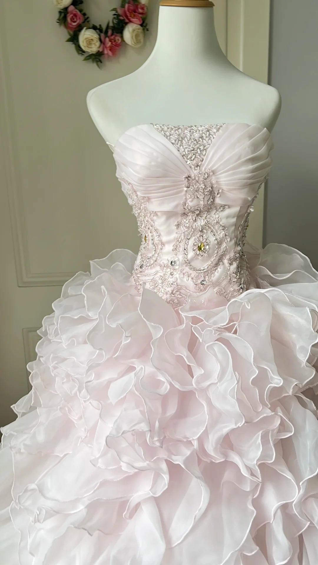 Märchenhaftes Sweet 16 Prinzessinnen-Ballkleid, trägerlos, rosa, mit gestuftem Rüschenrock und Spitze, bodenlang RC0801