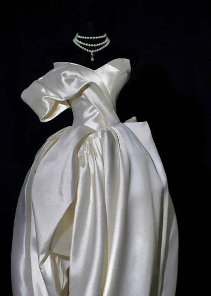 Romantisches langes Brautkleid, weiß, mit asymmetrischem Saum, Herzausschnitt und Schlitz, figurbetont mit Schleppe, Modell AS494