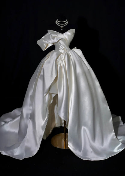 Romantisches langes Brautkleid, weiß, mit asymmetrischem Saum, Herzausschnitt und Schlitz, figurbetont mit Schleppe, Modell AS494