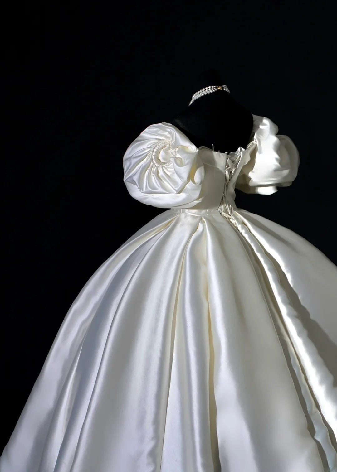 Langes Prinzessinnen-Hochzeitskleid, Ballkleid, ärmellos, Satin, mit Ärmeln, plissierter Schleppe, weißes Brautkleid AS495